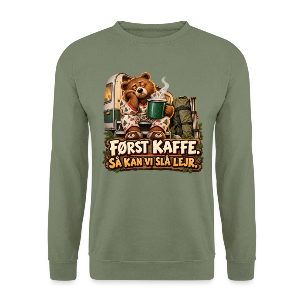 CityShirts - Sweatshirt - Først kaffe – Så kan vi slå lejr - CS043 - militærgrøn