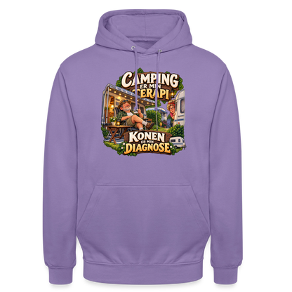 CityShirts - Hoodie - Camping er min terapi – Konen er min diagnose - CS032 - lavendel