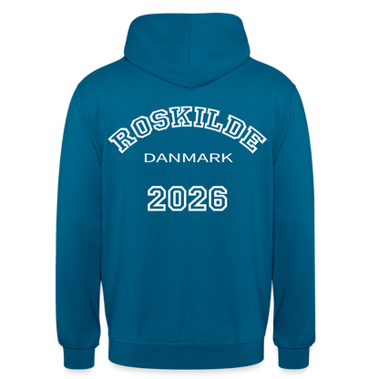 Hættetrøje unisex - Roskilde 2026 - dybt havblå 